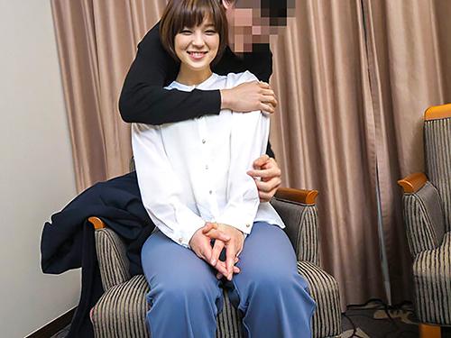 【熟女】生徒からも信頼のある有名学校の女教師がAV出演。息子と同じくらいの年齢の男性に抱かれる人妻…