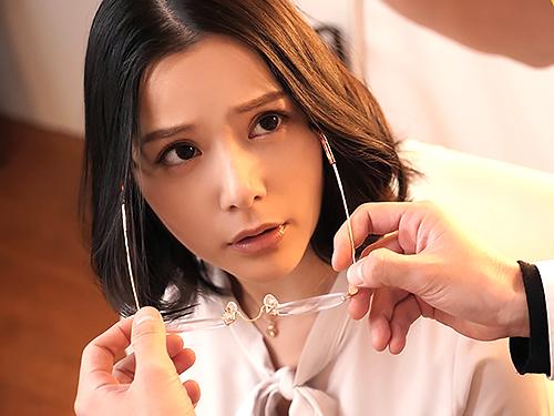 吉高寧々 自分の立場を守るために男子生徒のいいなり調教なってしまうスレンダー女教師