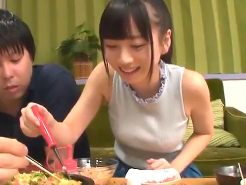 七沢みあ 自宅でたこパの後に川の字で雑魚寝している間に彼氏に内緒で男友達を逆夜這いする美少女の痴女セックス！
