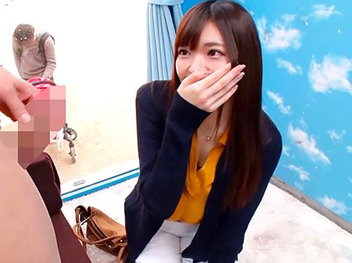 【マジックミラー号】デカチンすぎて悩む男性を素股で癒やしてくれる優しい人妻の不倫セックス！