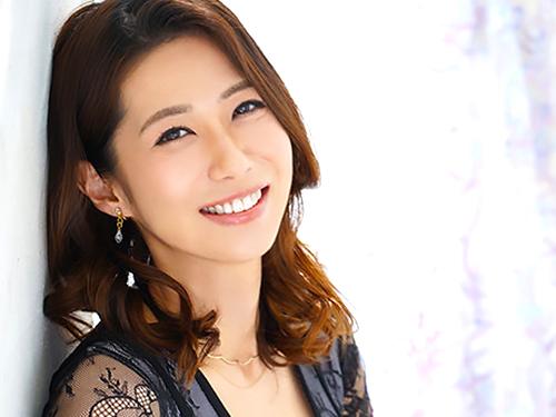 長嶋沙央梨 旦那とセックスレスで寂しい思いをする美人妻がペニスを見ると人が変わったように興奮する…。