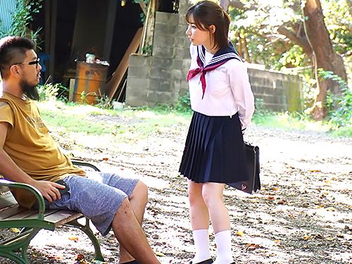 深田えいみ ここでするの…？巨乳制服JKがおいしそうにしゃぶる野外フェラ！