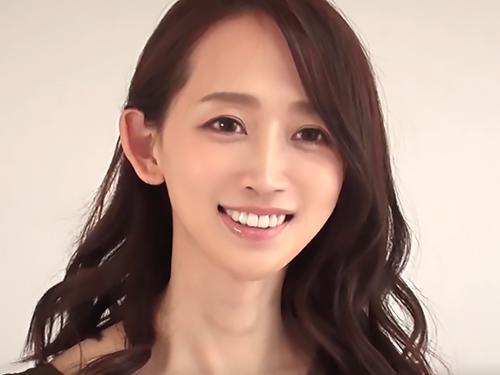 水戸かな 下着モデルとしてスカウトされた色白美乳人妻が撮影中にカメラマンに口説かれてフェラからバックで巨根ぶち込まれる…
