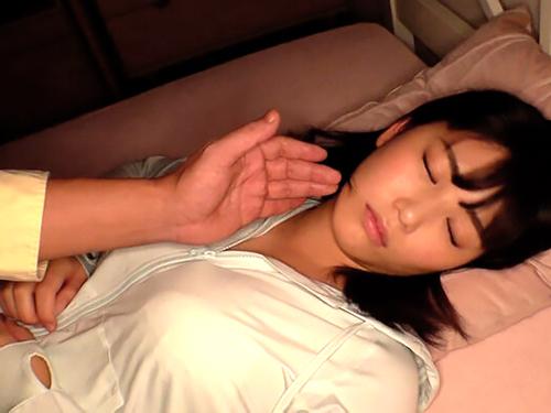 児玉れな 夜這い昏睡レイプ。忍び込んで媚薬を使い意識がない美少女を舐めまくる卑猥行為…