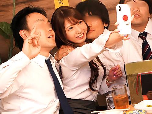 西宮ゆめ 出張先で帰れなくなくなり急遽取ったホテルで後輩男性社員と相部屋になり一晩中ヤラれまくる巨乳美女OL