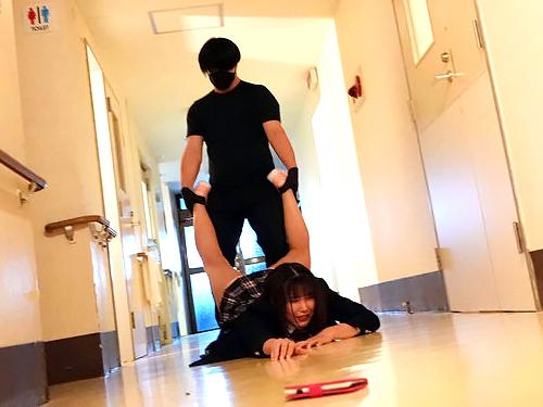 男たちに囲まれて逃げ場のない場所で輪姦レイプされる美少女制服JKの卑劣セックス