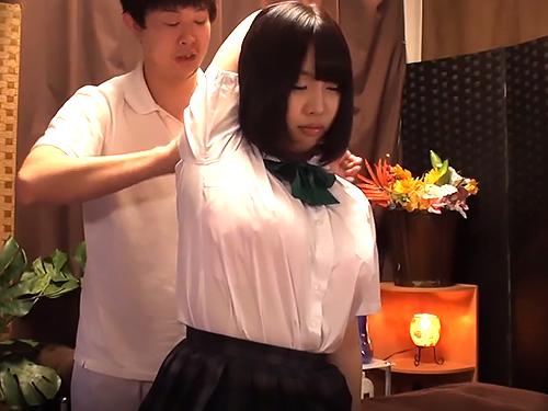キレイになるために受けた性感オイルマッサージでエロ施術師に騙されてハメられる巨乳制服JK