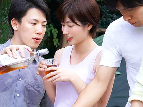 奥田咲 勤務先のキャンプでテントの中で男性社員に寝取られてしまう巨乳奥様の不倫エッチ