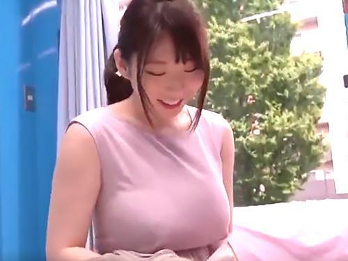 【マジックミラー号】デカチンすぎる悩みを抱える男性に素股をしてくれる巨乳人妻がハプニングから生中出し！