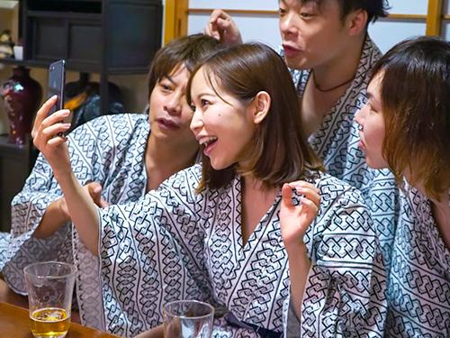 篠田ゆう 社員旅行で泥酔させられた女上司が男性社員からハメられる寝取られ不倫セックス！