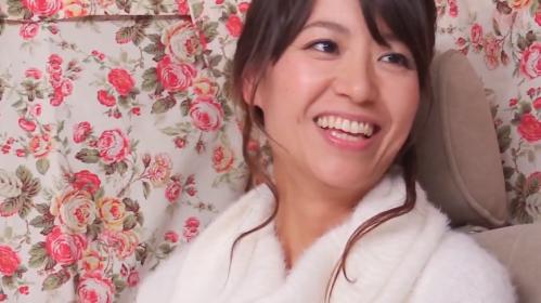 【本能丸出】ご無沙汰セレブ人妻が車内でイキまくる！「せっかくだからもっと気持ちよくして～っ！！」