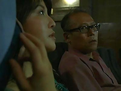 【立ちバック】映画館のスクリーンに隠れて熟女主婦が背後から荒々しく愛撫され欲望の渦に飲み込まれる瞬間