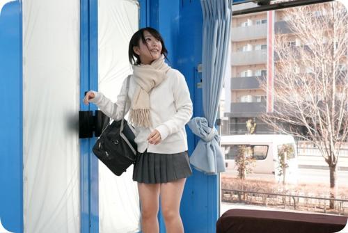 [マジックミラー号]清純そうな容姿からは想像できないほどの超ドエロJKのハニカミSEX