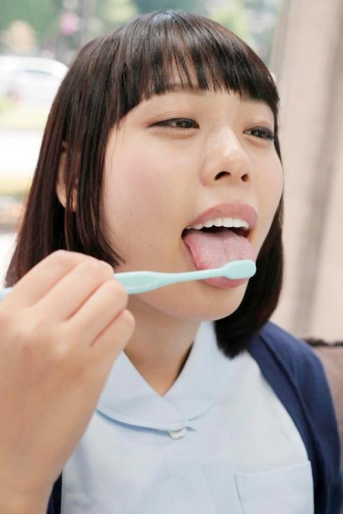 歯科衛生士さんに激ピストンした後は、口内射精で歯磨きフェラお願いします。