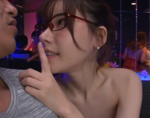 【入れるの内緒だよ】【激カワ】風俗でメガネ女子に痴女られ、見た目からは想像もできないテクで抜かれまくっちゃいました！