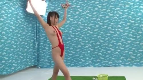 エロい水着を着て、ストラックアウトに挑戦！　9枚抜ければ高額賞金、3枚以下で中出しSEX！