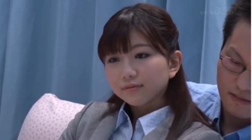 [マジックミラー号]童貞クンを卒業させてあげたいお姉さんは騎乗位やバックでピストンされた後正常位でゴム中出しさせてあげてる