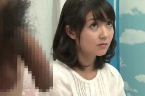 『ヤダ、恥ずかしい』デカチン見ながら恥ずかしがる美人なお姉さん ❗　このあと童貞クンと中出しセックスしちゃいますwww ❗