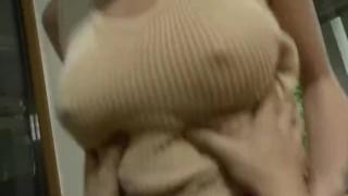 ノーブラでニット着たら乳首がポツンと発見！