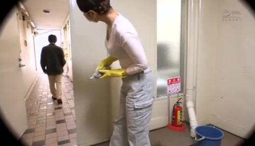 お掃除お姉さんは中出しが好きらしい。うっすらとブラジャーが透けるシャツを着て中出しち〇ぽを物色中