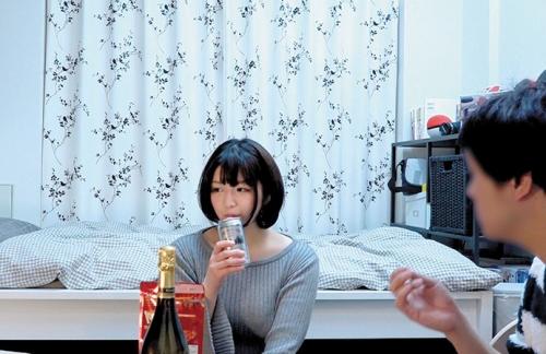 透通る様に白い肌がエロさを増幅させている！　美肌美人で巨乳でふわふわと柔らかそうな彼女を口説き落とす