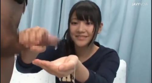 [マジックミラー号]巨根の男性のち〇ぽを手コキして射精してあげる美人さん、1回では満足しない男性とち〇ぽが欲しくなっちゃった女性のセックス