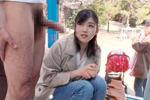 [MM号]パパと愛する赤ちゃんが外で待っているのに！ママは肉棒をしゃぶり、お〇〇こに精子注入中