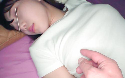 睡眠 レイプ素人 素人】自宅侵入して睡眠レイプ！部屋中に隠しカメラを仕掛け ...