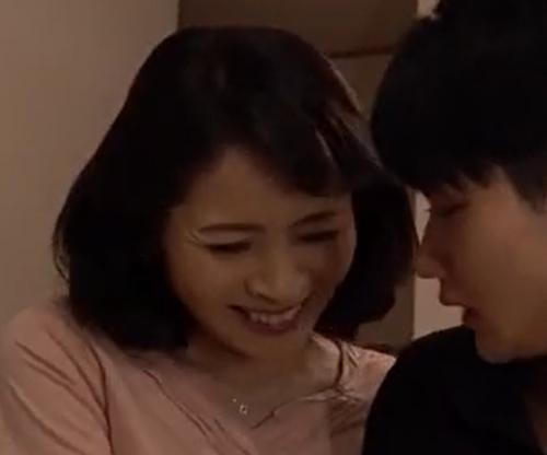 『心配しなくて大丈夫♥』彼女との初体験に失敗したボク？！慰めてくれたその母親で童貞喪失してしまう！？【清峰綾香】