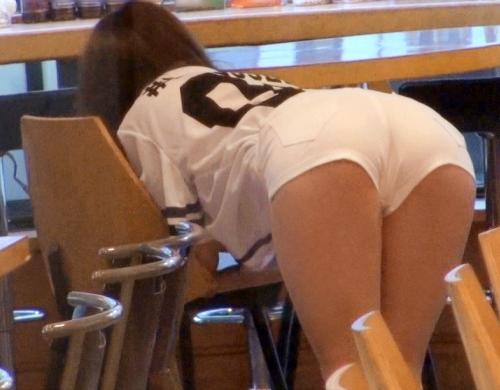 『スポーツバーの看板娘？！』26歳のショートパンツの美脚美女にアポなし取材？！脱いだら細身巨乳娘でした？！