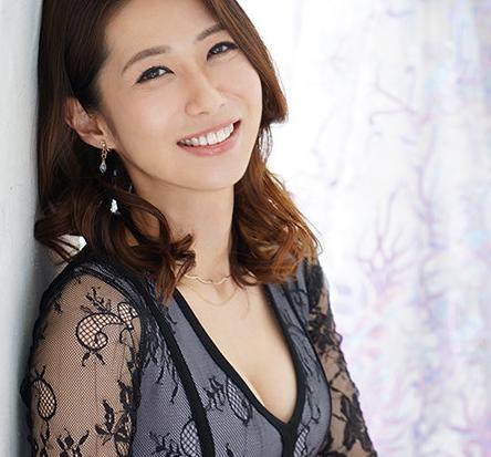 【人妻デビュー】清楚系の34歳の美人妻の本性はペニスが好き過ぎる性欲旺盛のスレンダー美熟女でした？！【長嶋沙央梨】