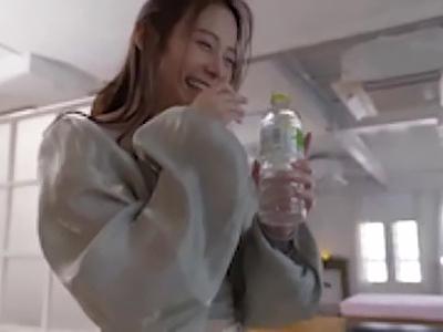 【立ちバック】美女の両腕を強引に掴んで固定！逃げ場のない立ちバックスタイルで犯し続ける！イキ潮絶頂！www