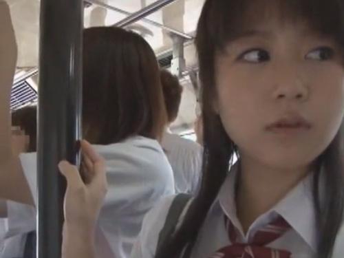 間違ったバスに乗った美人生徒との意外な展開