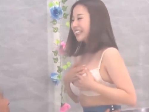 【セクシー体験談】巨乳なJDが男友達との裸の交流で悶絶！驚きのエピソードに胸キュン必至！