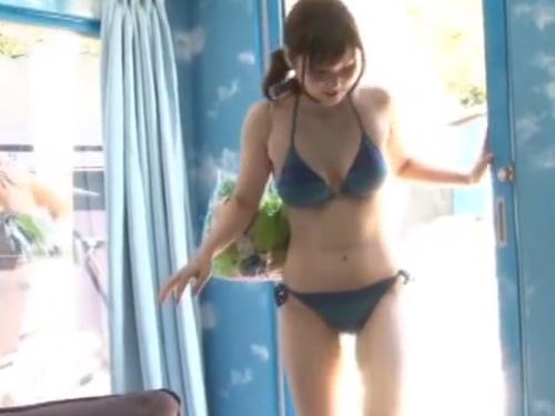 「スリリングな不倫妻が童貞青年を魅了し・・・初体験へと導く！」