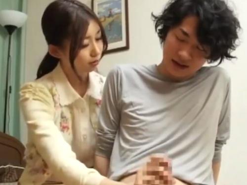 「驚愕の体験！絶倫息子が手コキされる美熟女の物語」
