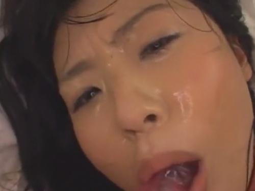 「密室の淫乱美少女が調教されてメス〇〇に堕ちる」