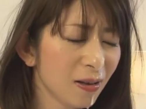 「美魔女奥様が大興奮！バイブで緊張を解消し・・・極上の口内プレイに！」