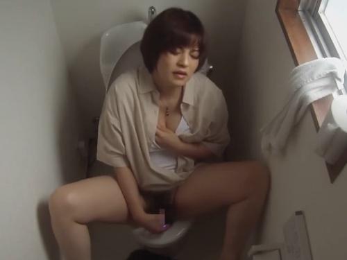 【衝撃告白】電マで強制的に発情させられ・・・屈辱的なアクメに達する瞬間！