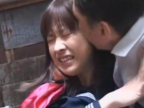 「草むらで漏らしちゃった！JKが凶悪男に襲われて強制的に犯される恐怖の実体験」