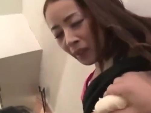 「泥酔した夫の隣で義理の息子と情事を始める非道な奥様！」