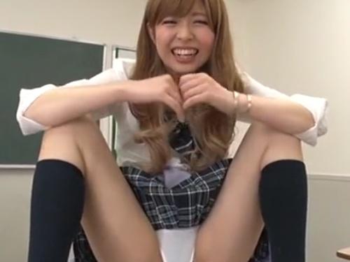 【必見】あおいれなちゃんの大胆なスカート捲り！