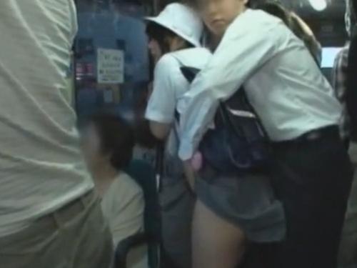「バス内で性的暴行を受けた女子校生の悲劇」