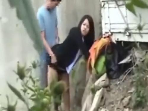 【衝撃】美少女が野外で彼とセックス！スリル満点の乱れっぷりに興奮必至の理由とは？