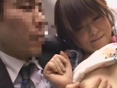 美乳娘が快感に抗えず・・・狂った男によって口内発射！驚きの体験とは？