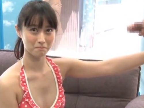 ビーチで出会ったセクシーなビキニ美女がウブな男子の初体験を！