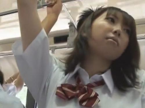 「淫乱な誘惑に身を委ねる！密着する痴女子校生の魅惑的な誘い」