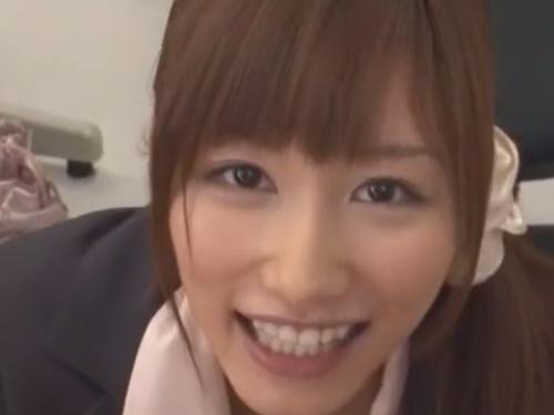 【セクシーなOL】絵色千佳の大胆な仕事中フェラ！机の下での秘密のエロ行為とは？