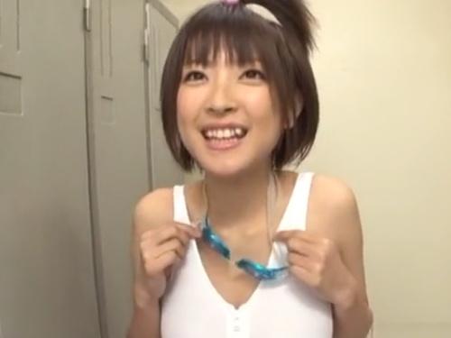 「ビキニ美女が勃起チンポから濃厚ザーメンを搾り取る！」