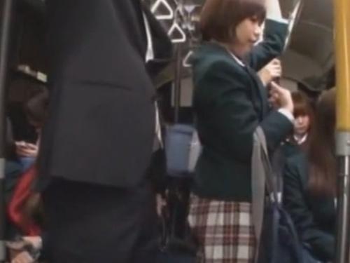 【衝撃告白】女子校生専用バスでセクシーJKが○○痴女プレイ！
